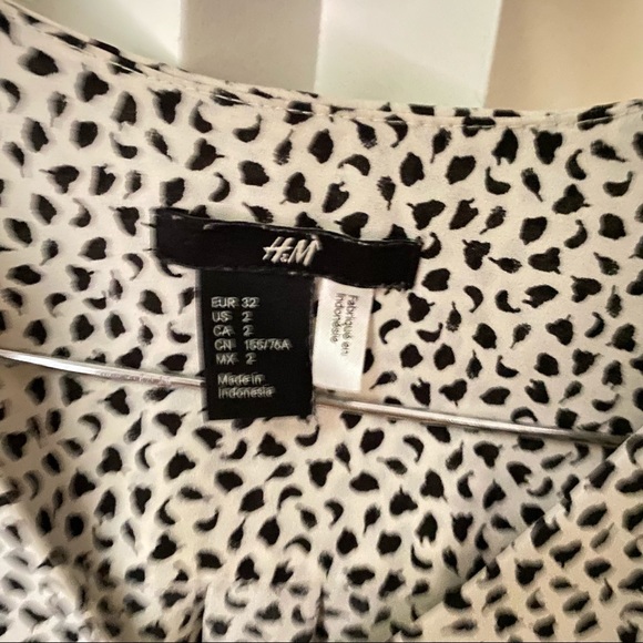 H&M Cream Black Patterned Button Vneck Short Sleeve Blouse - Picture 4 of 6